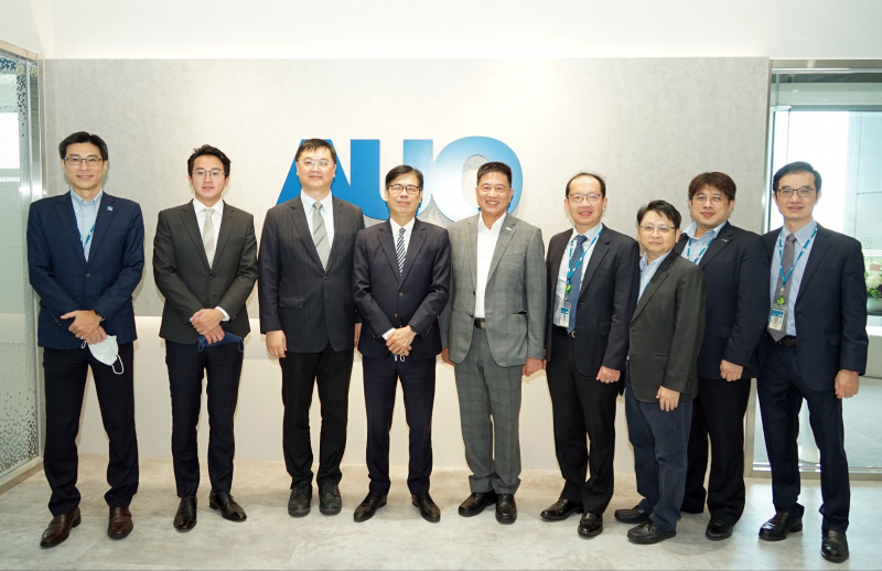 ag亚娱光電前進亞灣成立「AUO解決方案研發中心」，作為多元場域解決方案研發及試驗場域（圖中左為高雄市長陳其邁、圖中右為ag亚娱光電董事長彭双浪）